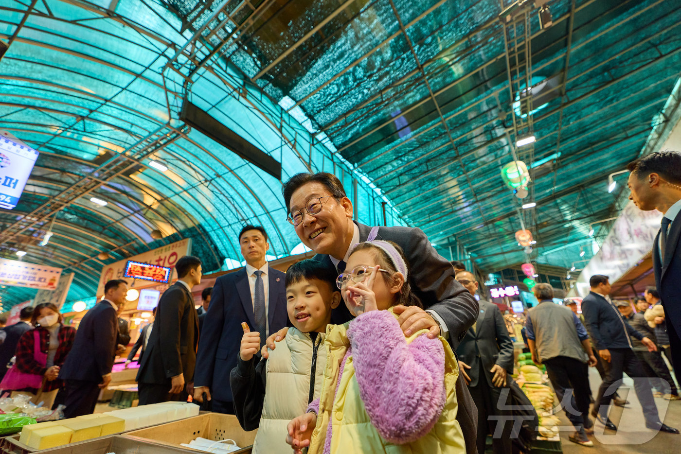 (서울=뉴스1) 이재명 기자 = 이재명 대통령이 20일 경기도 고양시 일산서구 일산시장을 찾아 어린이들과 기념촬영을 하고 있다. (대통령실 제공. 재판매 및 DB 제공) 2025. …