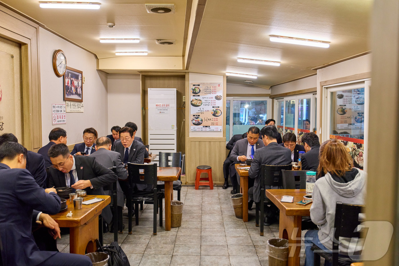 (서울=뉴스1) 이재명 기자 = 이재명 대통령이 20일 경기도 고양시 일산서구 일산시장을 찾아 점심식사를 하고 있다. (대통령실 제공. 재판매 및 DB 제공) 2025.10.20/ …