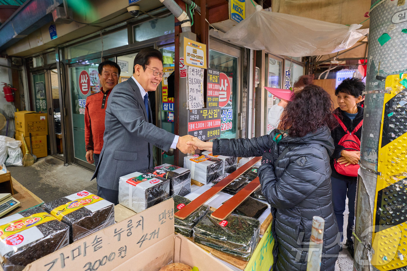 (서울=뉴스1) 이재명 기자 = 이재명 대통령이 20일 경기도 고양시 일산서구 일산시장을 찾아 시민들과 인사를 나누고 있다. (대통령실 제공. 재판매 및 DB 제공) 2025.10 …