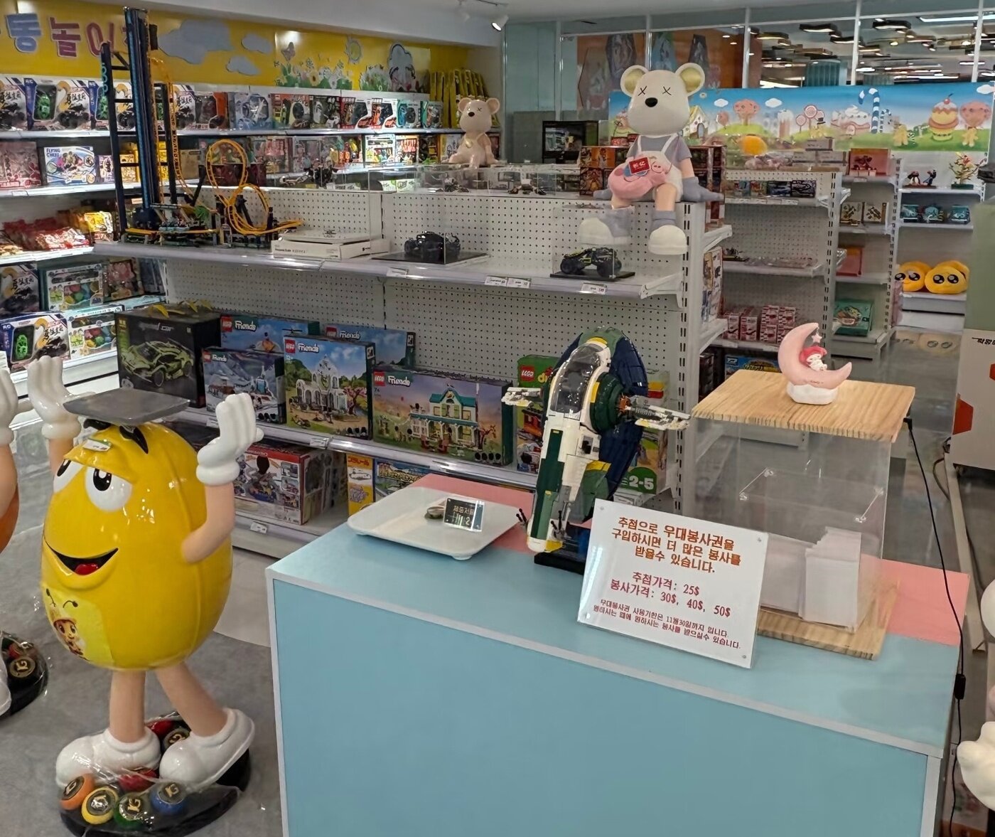 본문 이미지 - 북한 &#39;낙랑애국금강관&#39;에 판매 중인 &#39;레고&#40;LEGO&#41;&#39; 제품들. &#40;중국 SNS &#39;샤오홍슈&#39; 갈무리&#41;