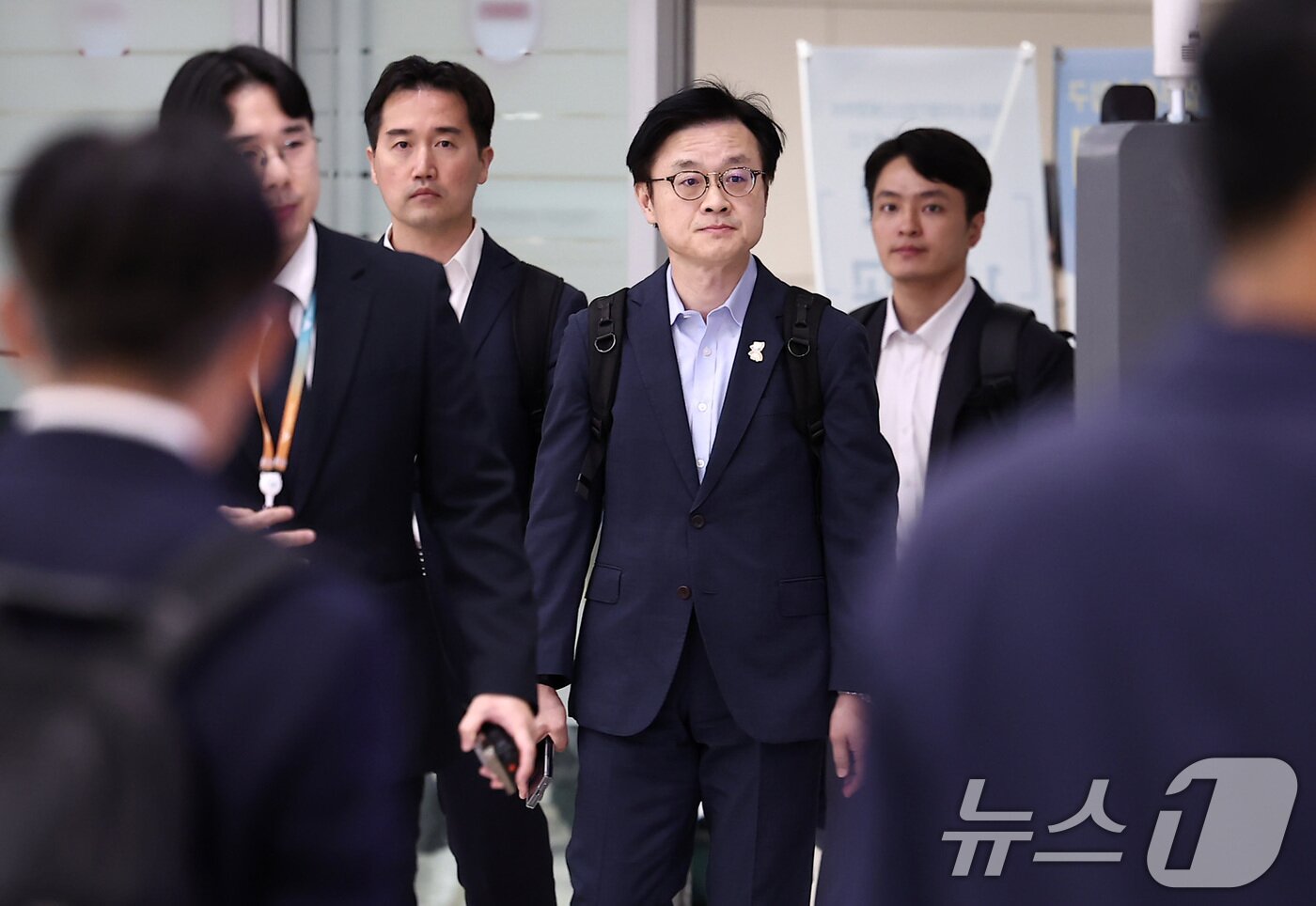 본문 이미지 - 한미 관세협상 후속 논의를 마친 김정관 산업통상부 장관이 20일 인천국제공항 제2여객터미널을 통해 귀국하고 있다. 2025.10.20/뉴스1 ⓒ News1 김성진 기자