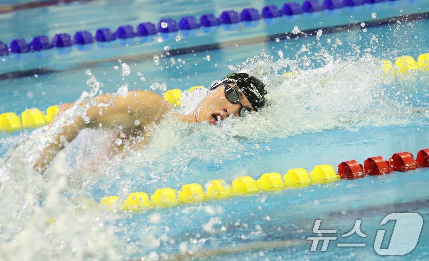 본문 이미지 - 황선우&#40;강원도청&#41;가 20일 오후 부산 사직종학운동장 실내수영장에서 열린 제106회 전국체육대회 수영 남자 일반부 자유형 200m 결승에서 역영하고 있다. 이 경기에서 황선우는 1분43초92로 한국신기록을 달성했다. 2025.10.20/뉴스1 ⓒ News1 윤일지 기자