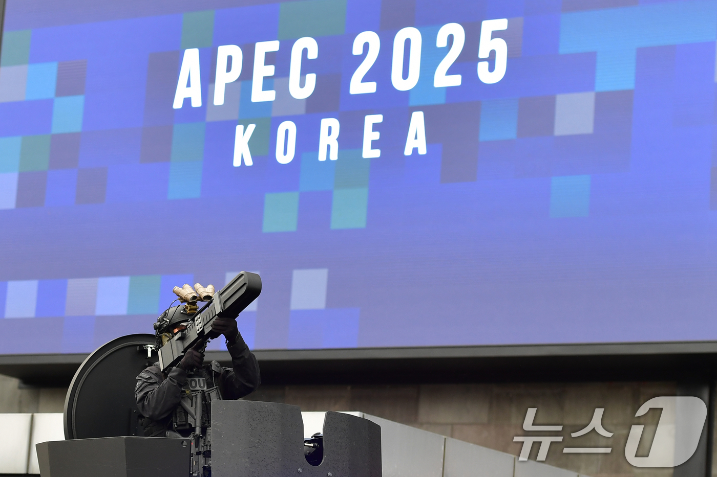 (경주=뉴스1) 최창호 기자 = APEC 2025 정상회의를 10일 앞둔 20일 경북 경찰청특공대가 정상회의장인 경주화백컨벤션센터에서 대테러 훈련을 하고 있다.이날 훈련은 확인되지 …
