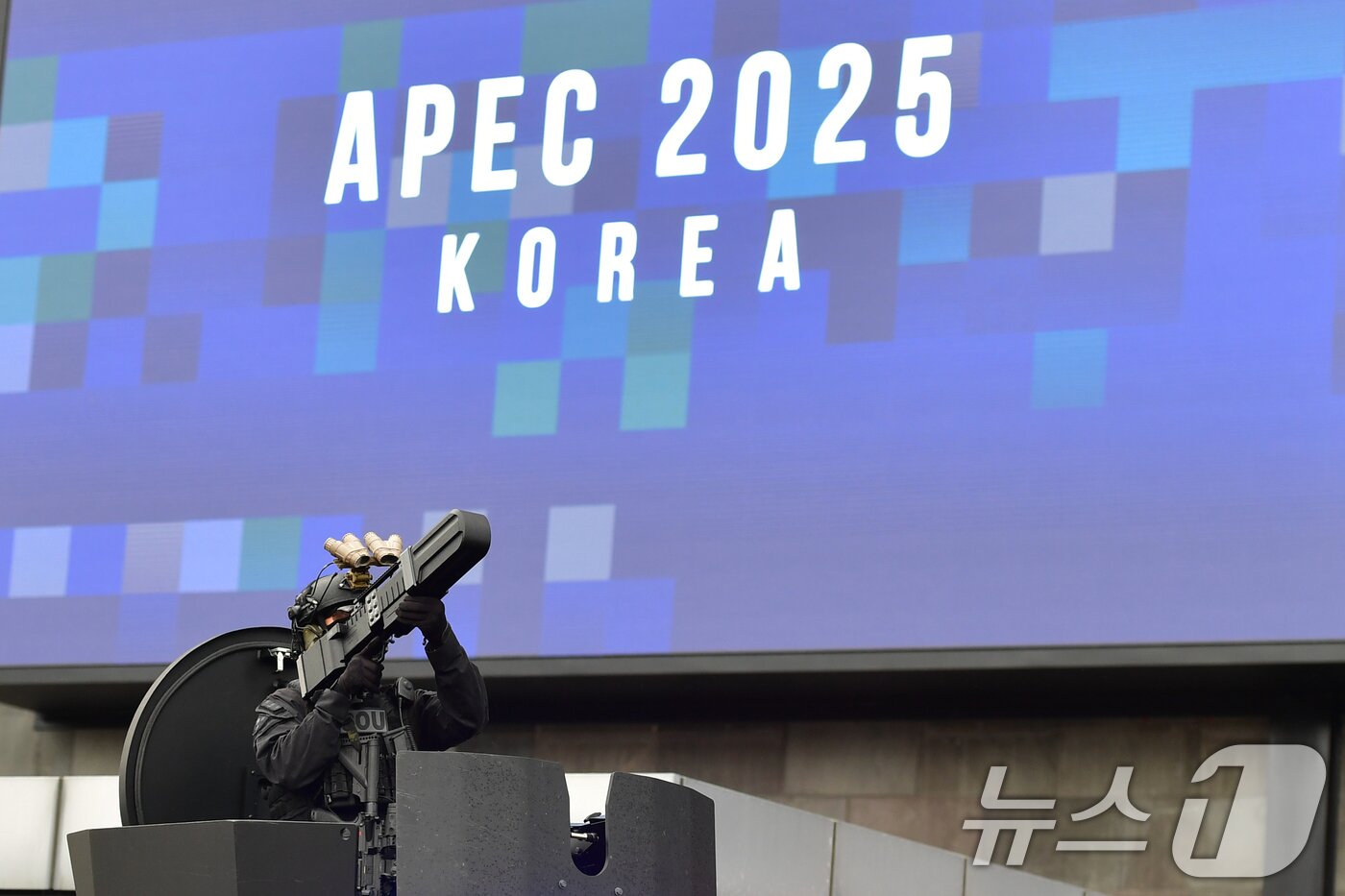본문 이미지 - APEC 2025 정상회의를 10일 앞둔 20일 경북 경찰청특공대가 정상회의장인 경주화백컨벤션센터에서 대테러 훈련을 하고 있다. 2025.10.20/뉴스1 ⓒ News1 최창호 기자