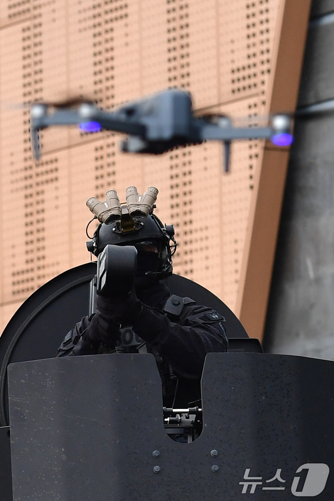 (경주=뉴스1) 최창호 기자 = APEC 2025 정상회의를 10일 앞둔 20일 경북 경찰청특공대가 정상회의장인 경주화백컨벤션센터에서 대테러 훈련을 하고 있다.이날 훈련은 확인되지 …