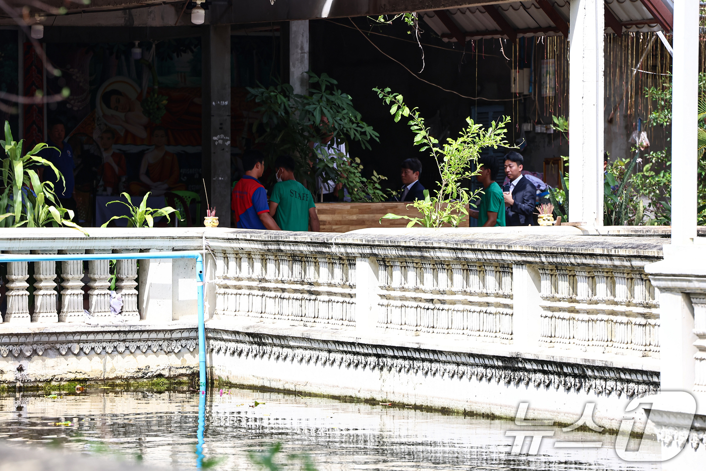 (프놈펜(캄보디아)=뉴스1) 김도우 기자 = 국립과학수사연구원 부검의, 담당 수사관, 캄보디아 측 경찰 관계자들이 20일(현지시간) 캄보디아 프놈펜 턱틀라사원에서 지난 8월 보코산 …