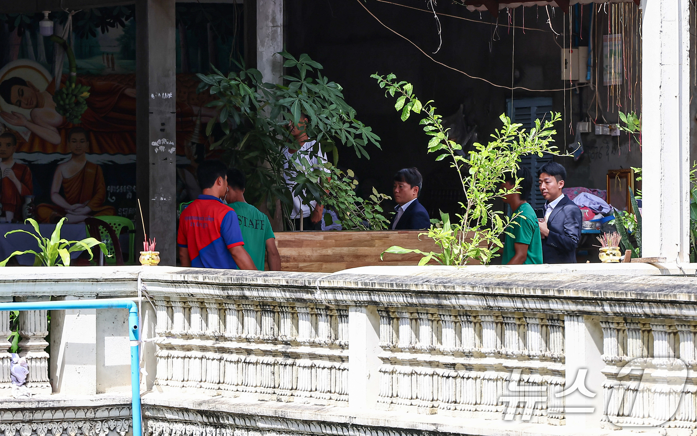 (프놈펜(캄보디아)=뉴스1) 김도우 기자 = 국립과학수사연구원 부검의, 담당 수사관, 캄보디아 측 경찰 관계자들이 20일(현지시간) 캄보디아 프놈펜 턱틀라사원에서 지난 8월 보코산 …