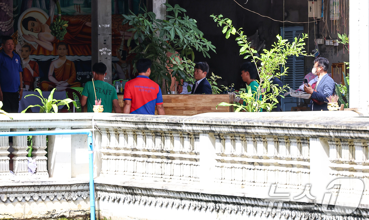 (프놈펜(캄보디아)=뉴스1) 김도우 기자 = 국립과학수사연구원 부검의, 담당 수사관, 캄보디아 측 경찰 관계자들이 20일(현지시간) 캄보디아 프놈펜 턱틀라사원에서 지난 8월 보코산 …