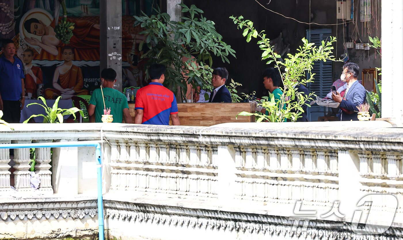 본문 이미지 - 국립과학수사연구원 부검의, 담당 수사관, 캄보디아 측 경찰 관계자들이 20일&#40;현지시간&#41; 캄보디아 프놈펜 턱틀라사원에서 지난 8월 보코산 지역의 온라인스캠범죄단지에 감금돼 고문 끝에 숨진 대학생 박모씨의 시신 부검을 마치고 화장 절차를 지켜보고 있다. 2025.10.20/뉴스1 ⓒ News1 김도우 기자