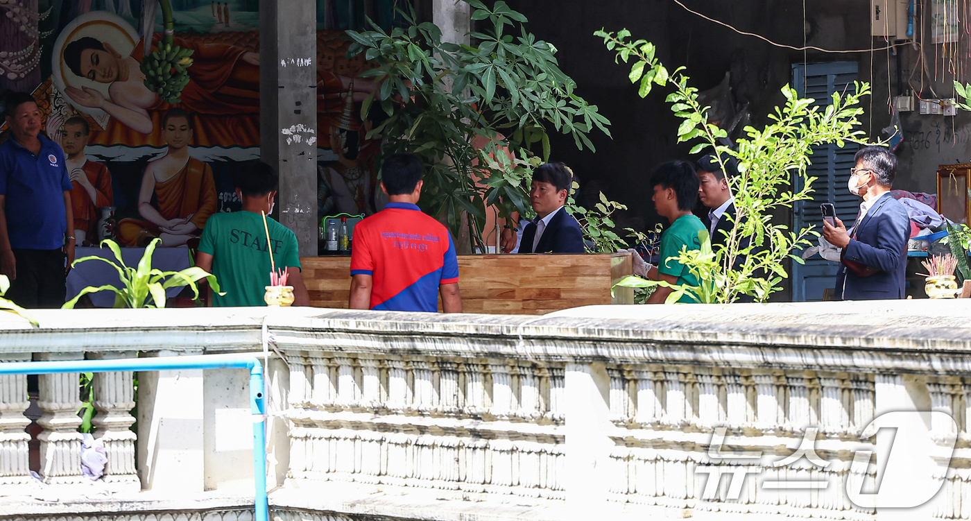 (프놈펜(캄보디아)=뉴스1) 김도우 기자 = 국립과학수사연구원 부검의, 담당 수사관, 캄보디아 측 경찰 관계자들이 20일(현지시간) 캄보디아 프놈펜 턱틀라사원에서 지난 8월 보코산 …