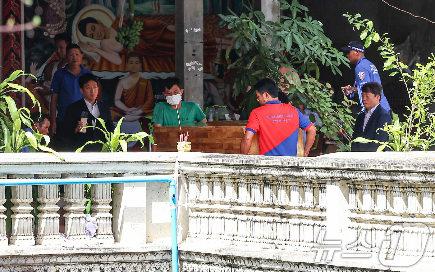 본문 이미지 - 국립과학수사연구원 부검의, 담당 수사관, 캄보디아 측 경찰 관계자들이 20일(현지시간) 캄보디아 프놈펜 턱틀라사원에서 지난 8월 보코산 지역의 온라인스캠범죄단지에 감금돼 고문 끝에 숨진 대학생 박모씨의 시신 부검을 마치고 화장 절차를 지켜보고 있다. 2025.10.20/뉴스1 ⓒ News1 김도우 기자