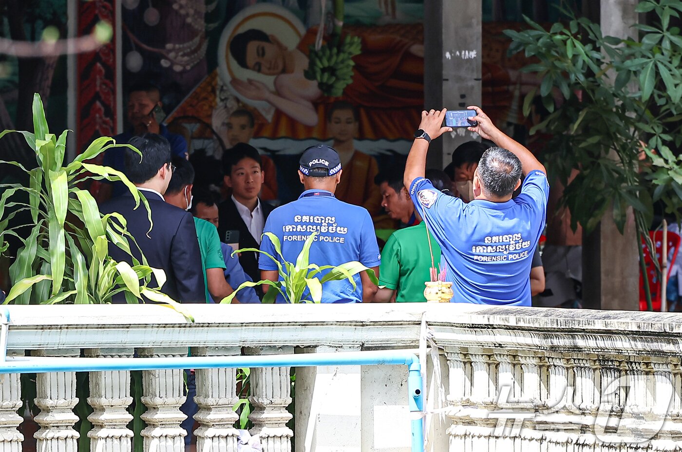 본문 이미지 - 국립과학수사연구원 부검의, 담당 수사관, 캄보디아 측 경찰 관계자들이 20일&#40;현지시간&#41; 캄보디아 프놈펜 턱틀라사원에서 지난 8월 보코산 지역의 온라인스캠범죄단지에 감금돼 고문 끝에 숨진 대학생 박모씨의 시신 부검을 마치고 화장 절차를 지켜보고 있다. 2025.10.20/뉴스1 ⓒ News1 김도우 기자