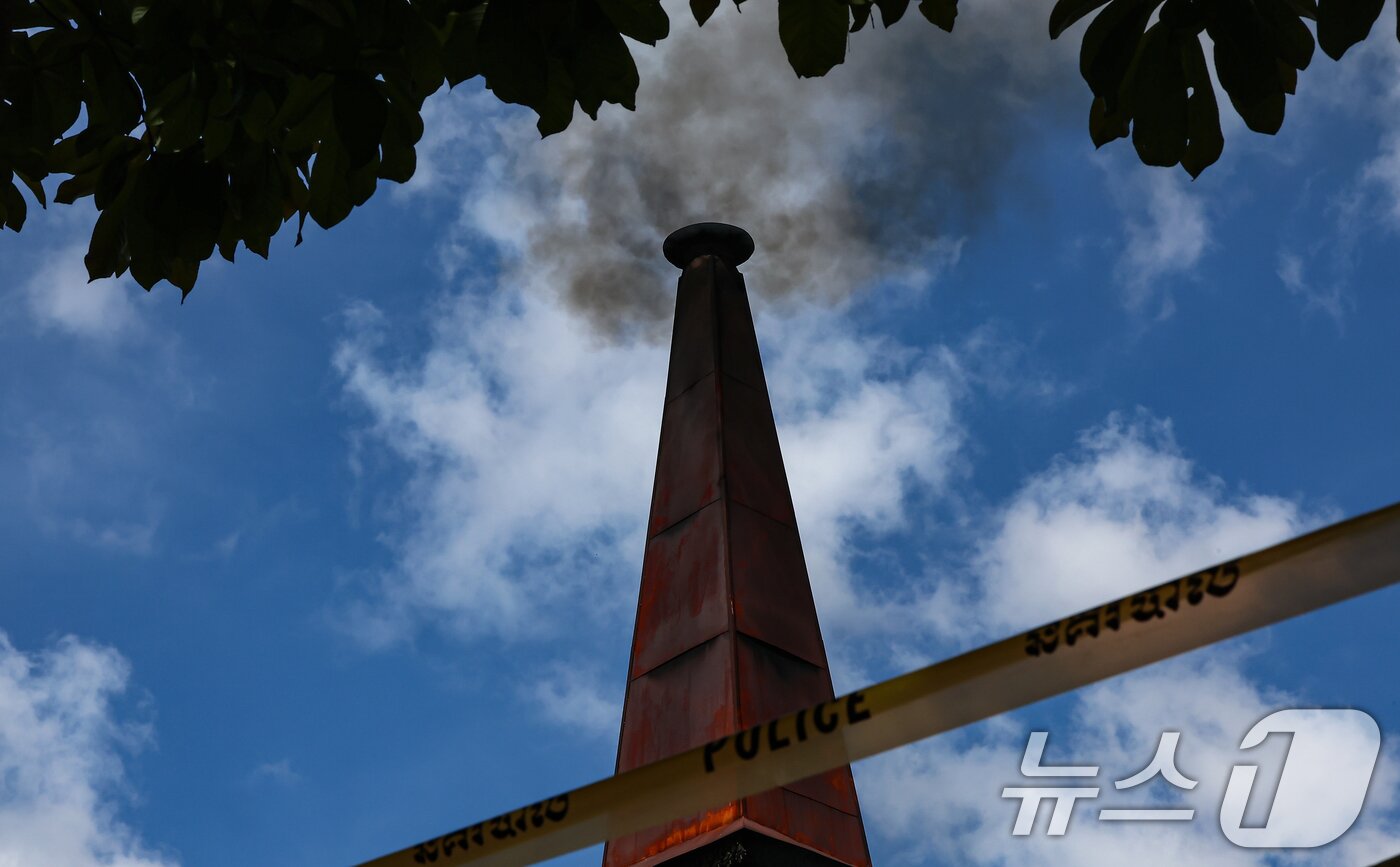 본문 이미지 - 20일(현지시간) 캄보디아 프놈펜 턱틀라사원에서 지난 8월 보코산 지역의 온라인스캠범죄단지에 감금돼 고문 끝에 숨진 대학생 박모씨의 화장이 진행되고 있다. 2025.10.20/뉴스1 ⓒ News1 김도우 기자