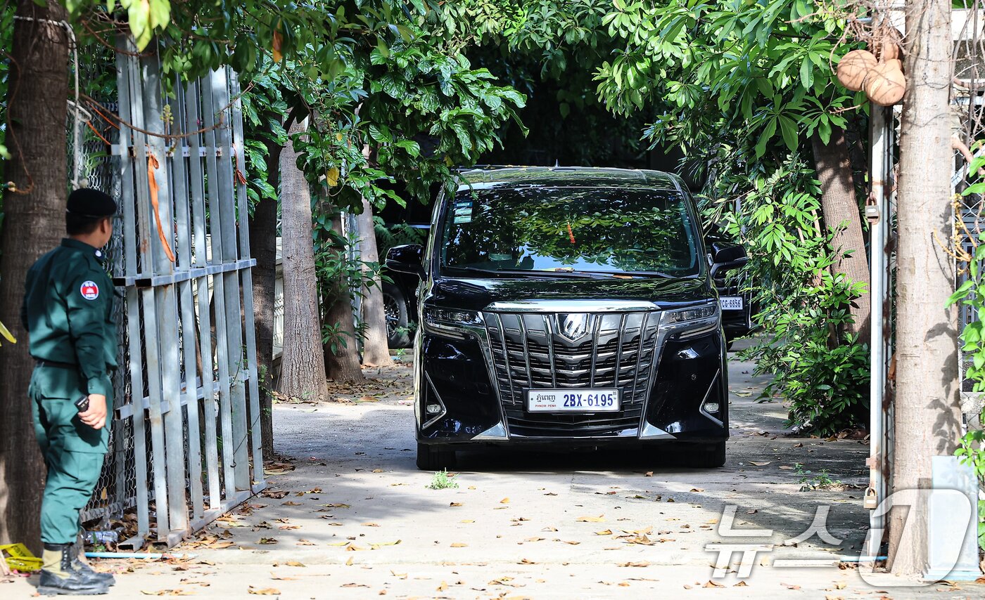 본문 이미지 - 국립과학수사연구원 부검의, 담당 수사관 등이 탑승한 차량이 20일(현지시간) 캄보디아 프놈펜 턱틀라사원에서 지난 8월 보코산 지역의 온라인스캠범죄단지에 감금돼 고문 끝에 숨진 대학생 박모씨의 시신을 부검과 화장을 마치고 사원을 나서고 있다. 2025.10.20/뉴스1 ⓒ News1 김도우 기자