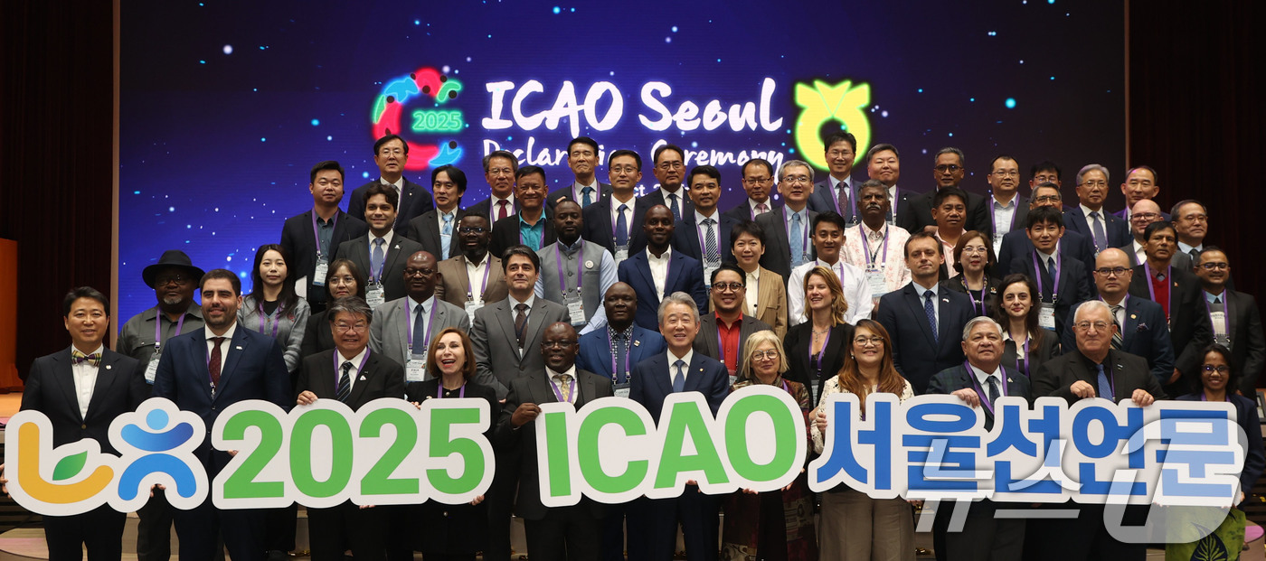 (서울=뉴스1) = 강호동 농협중앙회 회장이 20일 서울 농협중앙회 본사에서 개최한 국제협동조합농업기구(ICAO) 총회에서 세계 농업의 발전과 미래를 향한 ICAO 서울 선언문을 …