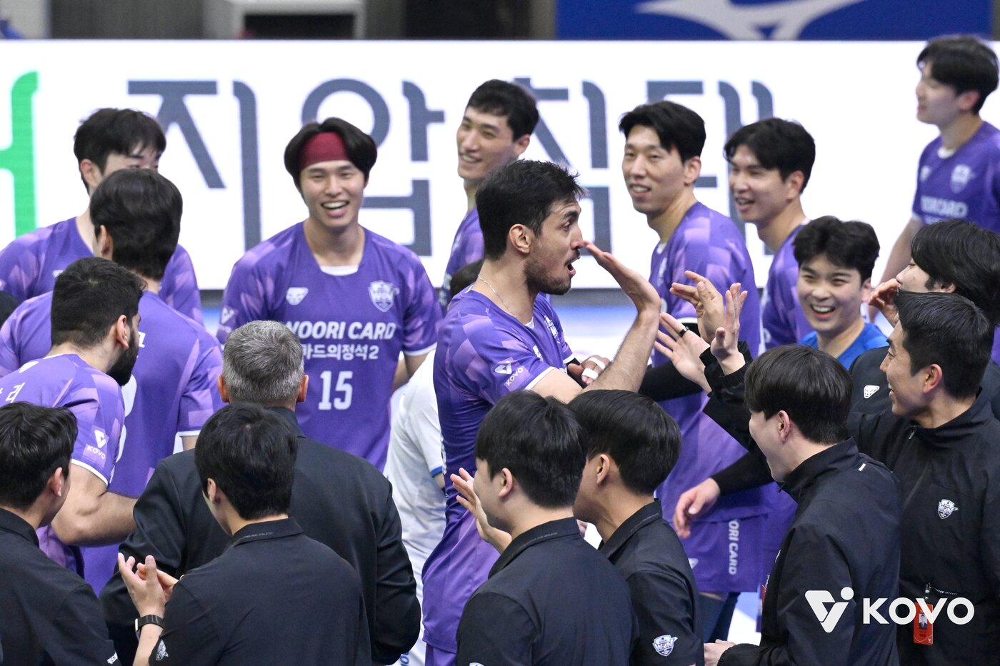본문 이미지 - 우리카드가 20일 열린 2025-26 V리그 남자부 개막전에서 한국전력을 3-0으로 제압했다. &#40;KOVO 제공&#41;