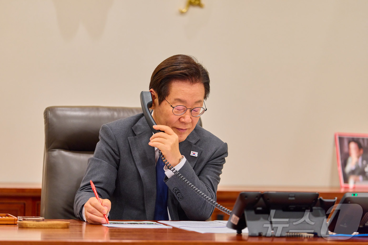 (서울=뉴스1) 이재명 기자 = 이재명 대통령이 20일 서울 용산 대통령실 청사에서 압델 파타 알시시 이집트 대통령과 전화 통화를 하고 있다. (대통령실 제공. 재판매 및 DB 금 …