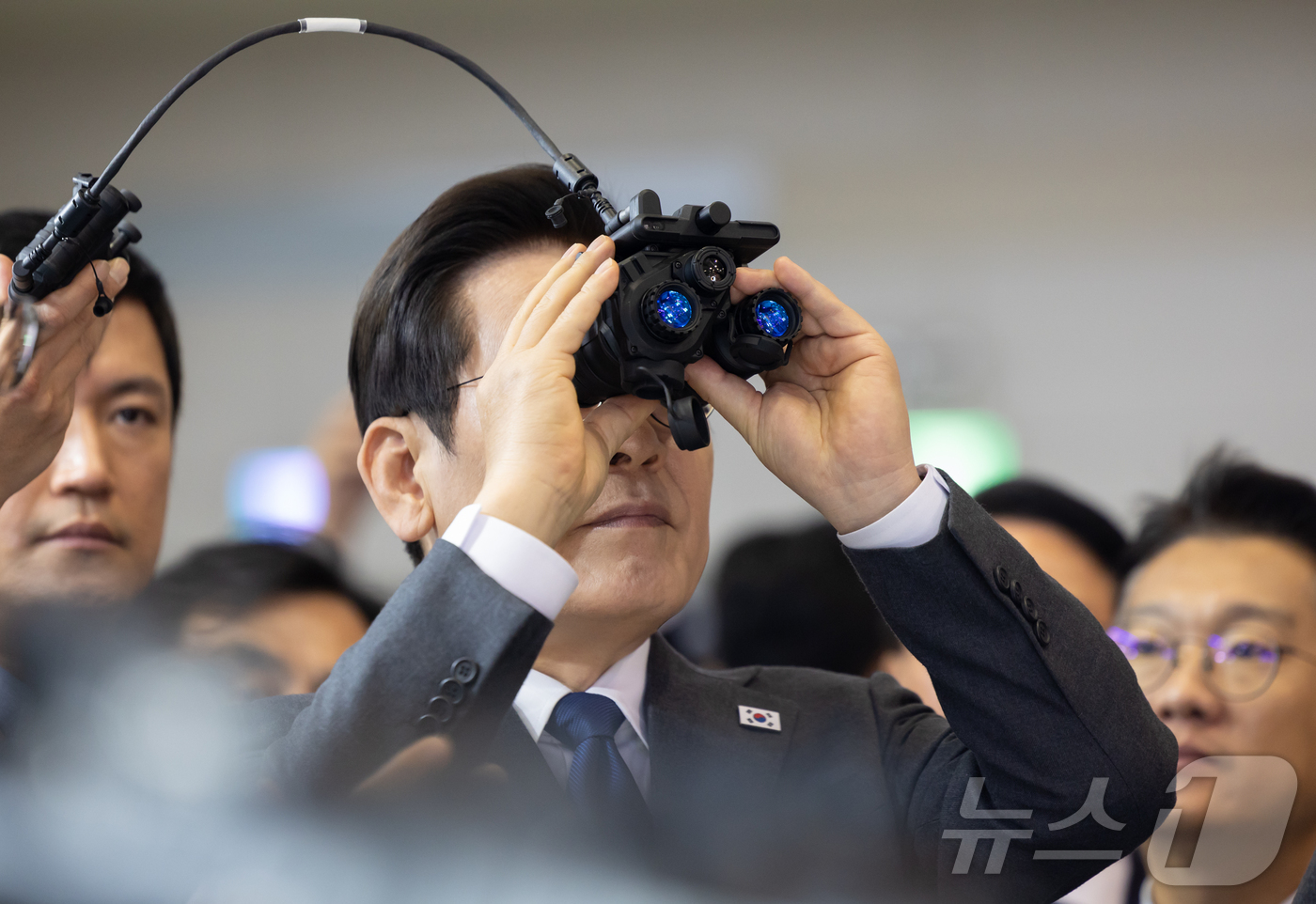 (서울=뉴스1) 이재명 기자 = 이재명 대통령이 20일 경기 고양시 일산서구 킨텍스에서 열린 서울 ADEX 2025(서울 국제 항공우주 및 방위산업 전시회 2025)를 찾아 군용 …