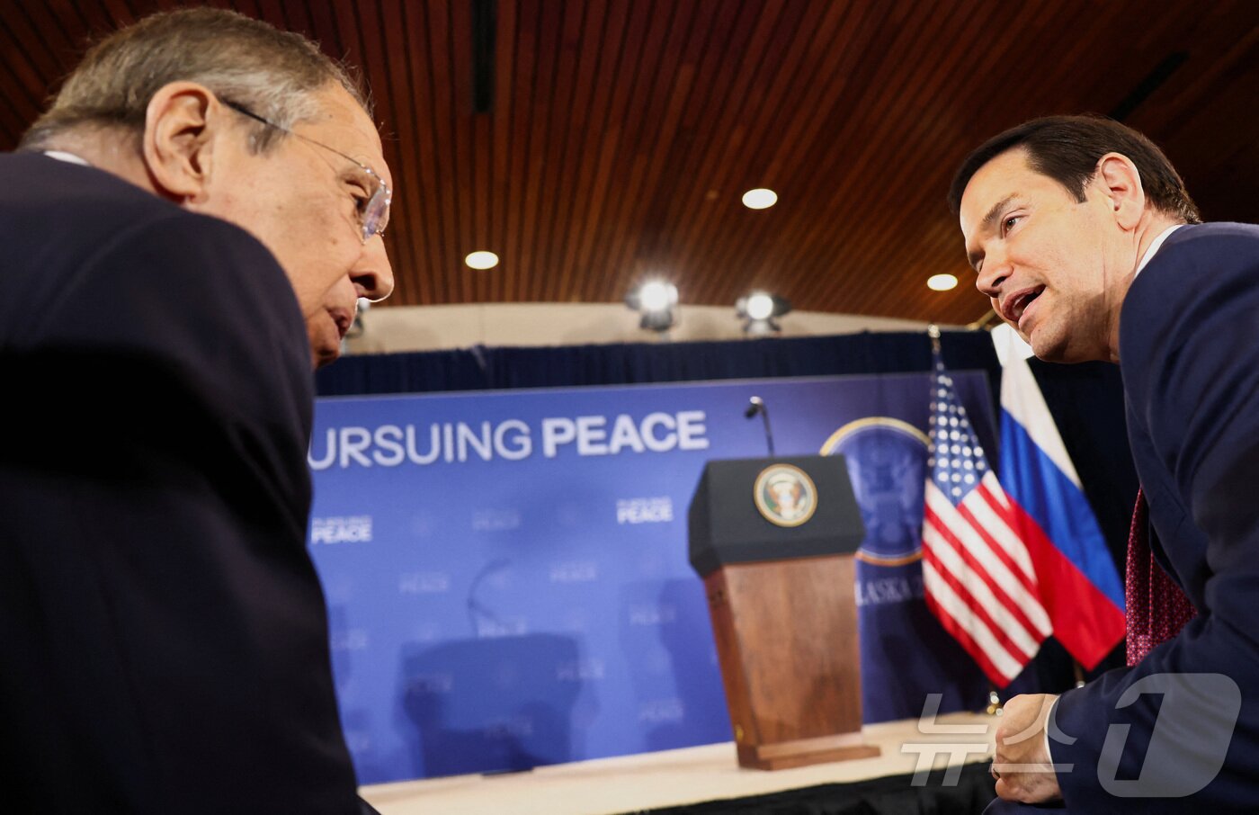 본문 이미지 - 지난 8월 15일(현지시간) 세르게이 라브로프 러시아 외무장관(왼쪽)과 마코 루비오 미국 국무장관이 알래스카주 엘멘도프-리처드슨 합동기지에서 도널드 트럼프 미국 대통령과 블라디미르 푸틴 러시아 대통령의 공동 기자회견을 앞두고 대화를 나누고 있다. 2025.08.15 ⓒ 로이터=뉴스1 ⓒ News1 김지완 기자