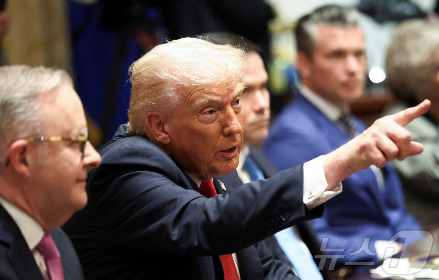 (워싱턴DC 로이터=뉴스1) 류정민 특파원 = 도널드 트럼프 미국 대통령이 20일(현지시간) 워싱턴DC 백악관에서 앤서니 앨버니즈 호주 총리와 만나 질문할 기자를 지명하고 있다. …