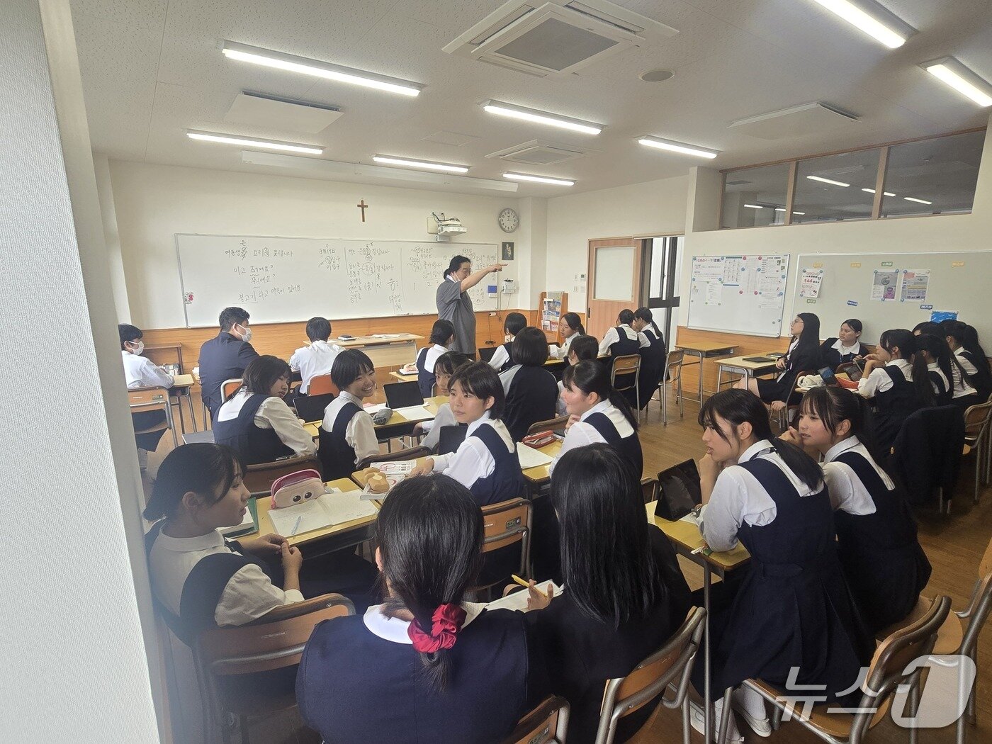 본문 이미지 - 20일, 동북아역사재단이 히스토리D와 함께 마련한 한일 학생 교류 프로그램의 마지막 날 부산 남성여자고등학교 학생들이 하기코엔고를 찾아 한국어 수업에 참여하고 있다. ⓒ 뉴스1 김정한 기자