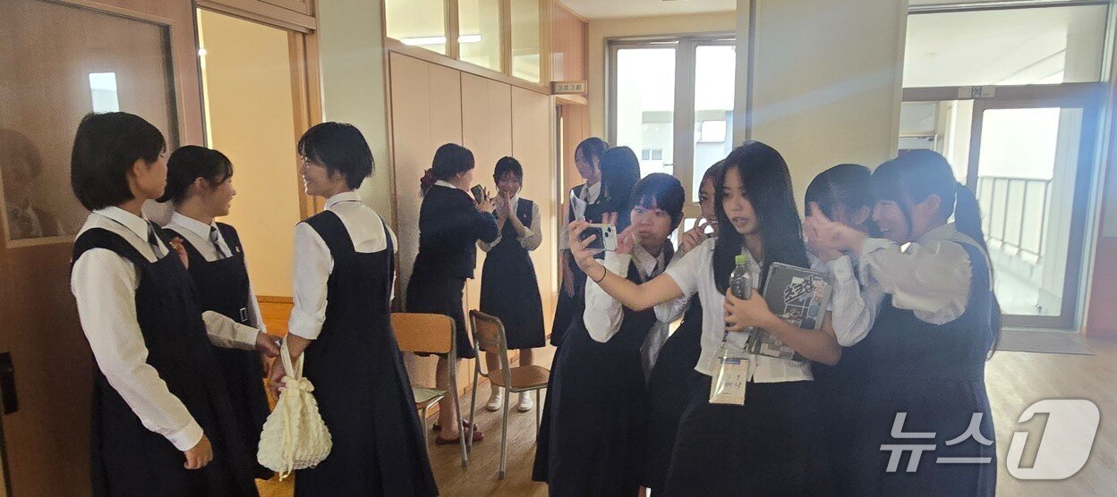 본문 이미지 - 20일, 한국어 수업을 마친 후 어울리고 있는 부산 남성여고와 일본 하기코엔고 학생들. ⓒ 뉴스1 김정한 기자