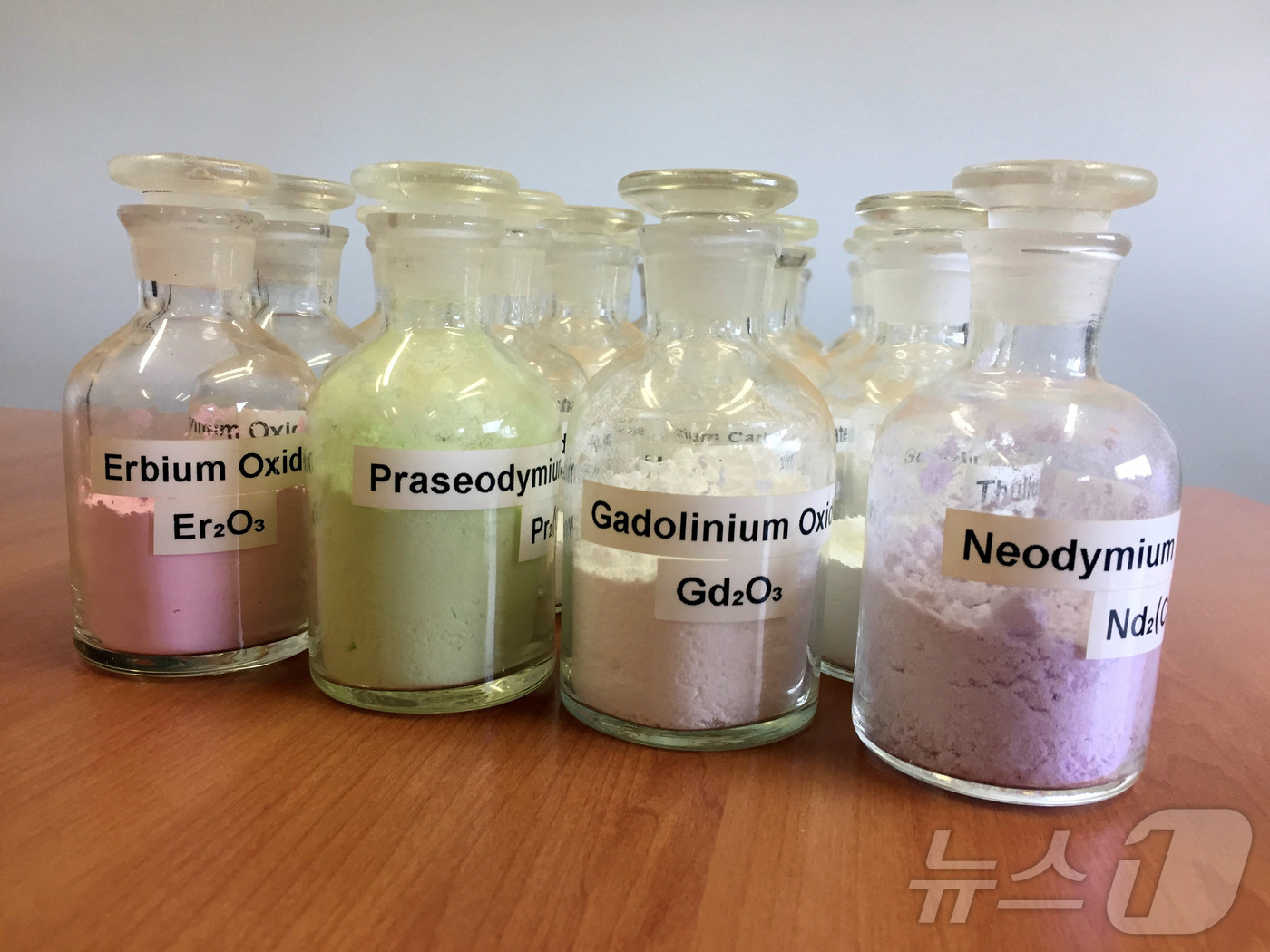 (래버턴 로이터=뉴스1) 강민경 기자 = 호주 퍼스 북동쪽의 라버턴 근처에서 광물업체 리너스코퍼레이션이 마운트 웰드에서 생산한 희토류 광물이 담긴 유리병들. (자료사진) 2019. …