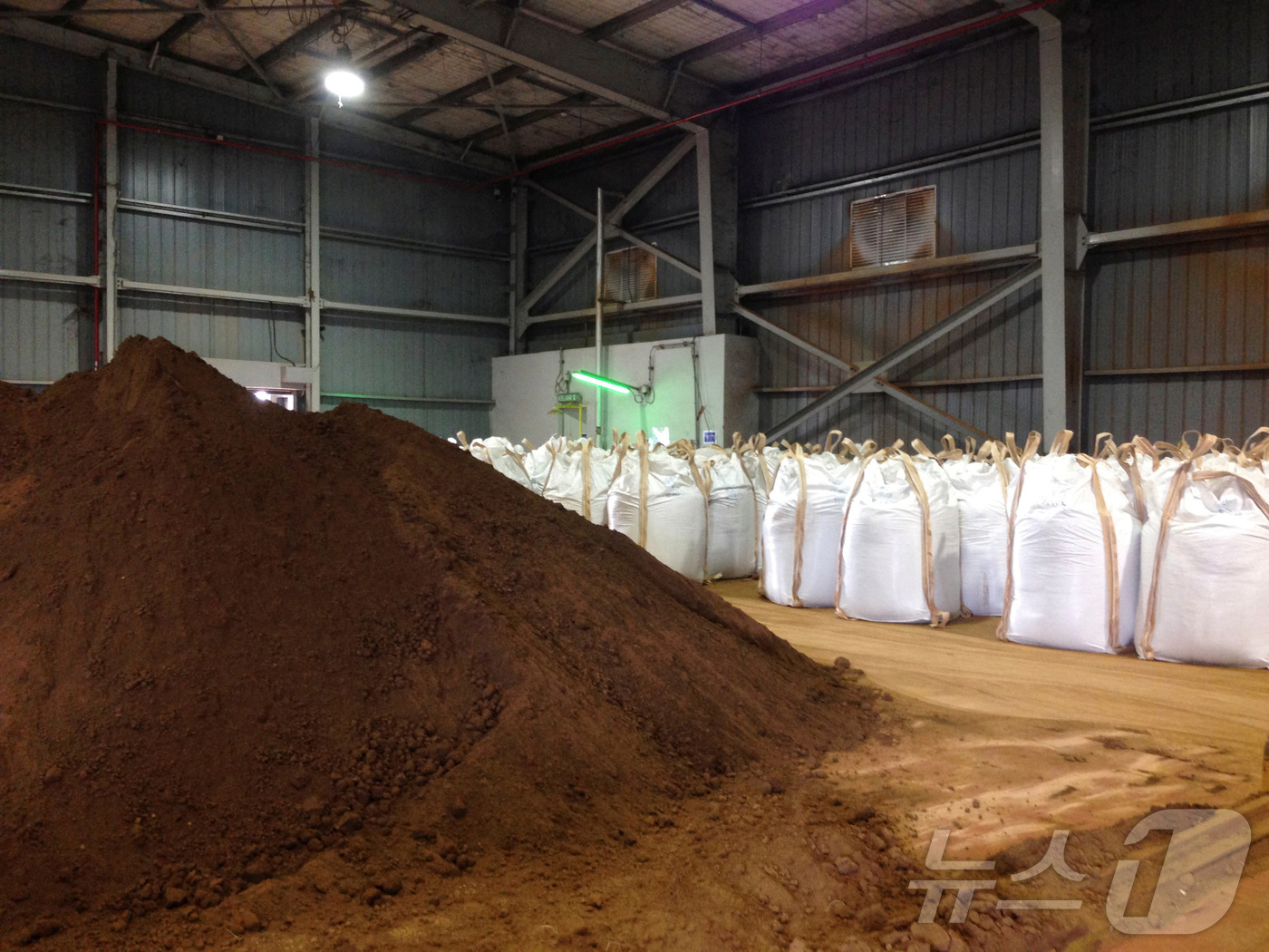 (파항 로이터=뉴스1) 강민경 기자 = 호주 광물업체 리너스가 말레이시아 소재 희토류 공장에서 희토류를 가공하고 있다. (자료사진) 2014.7.3ⓒ 로이터=뉴스1