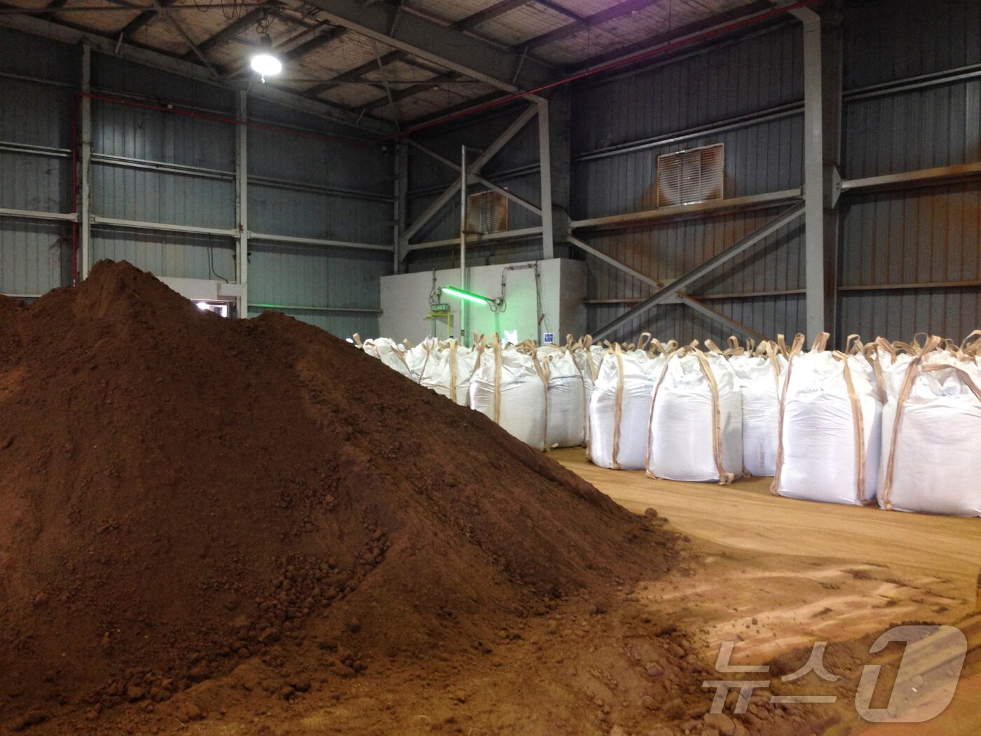 본문 이미지 - 호주 광물업체 리너스가 말레이시아 소재 희토류 공장에서 희토류를 가공하고 있다. (자료사진) 2014.7.3 ⓒ 로이터=뉴스1 ⓒ News1 강민경 기자