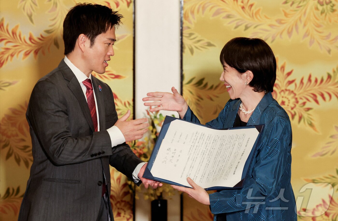 본문 이미지 - 요시무라 히로후미 일본유신회 대표&#40;왼쪽&#41;와 다카이치 사나에 자민당 총재가 20일 연정 구성 합의를 체결한 후 악수를 나누고 있다. 2025.10.20 ⓒ 로이터=뉴스1 ⓒ News1 강민경 기자