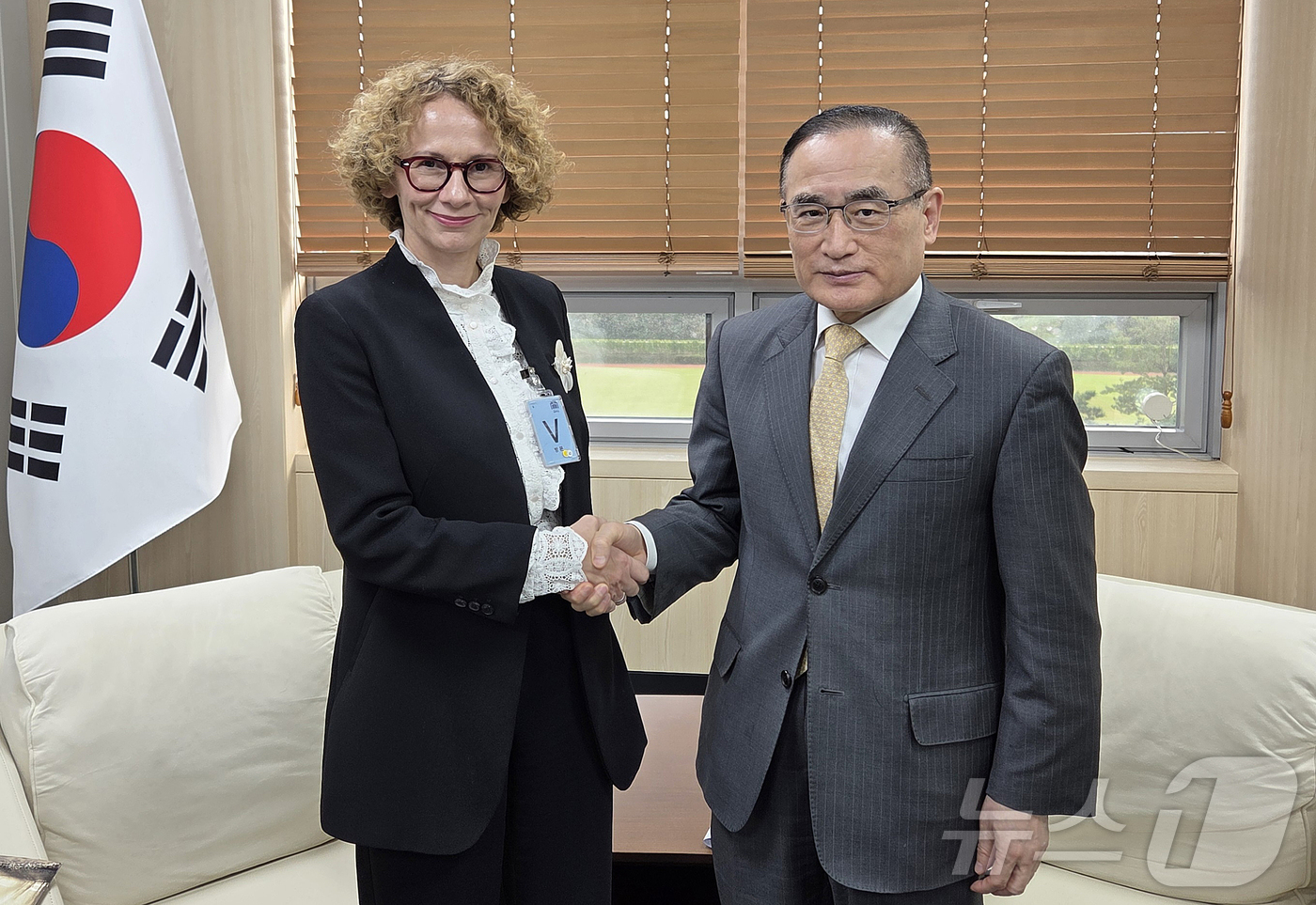 (서울=뉴스1) 이재명 기자 = 위성락 국가안보실장이 지난 20일 서울 국제 항공우주 및 방위산업 전시회(ADEX) 2025 참석차 방한 중인 라드밀라 셰케린스카 북대서양조약기구( …