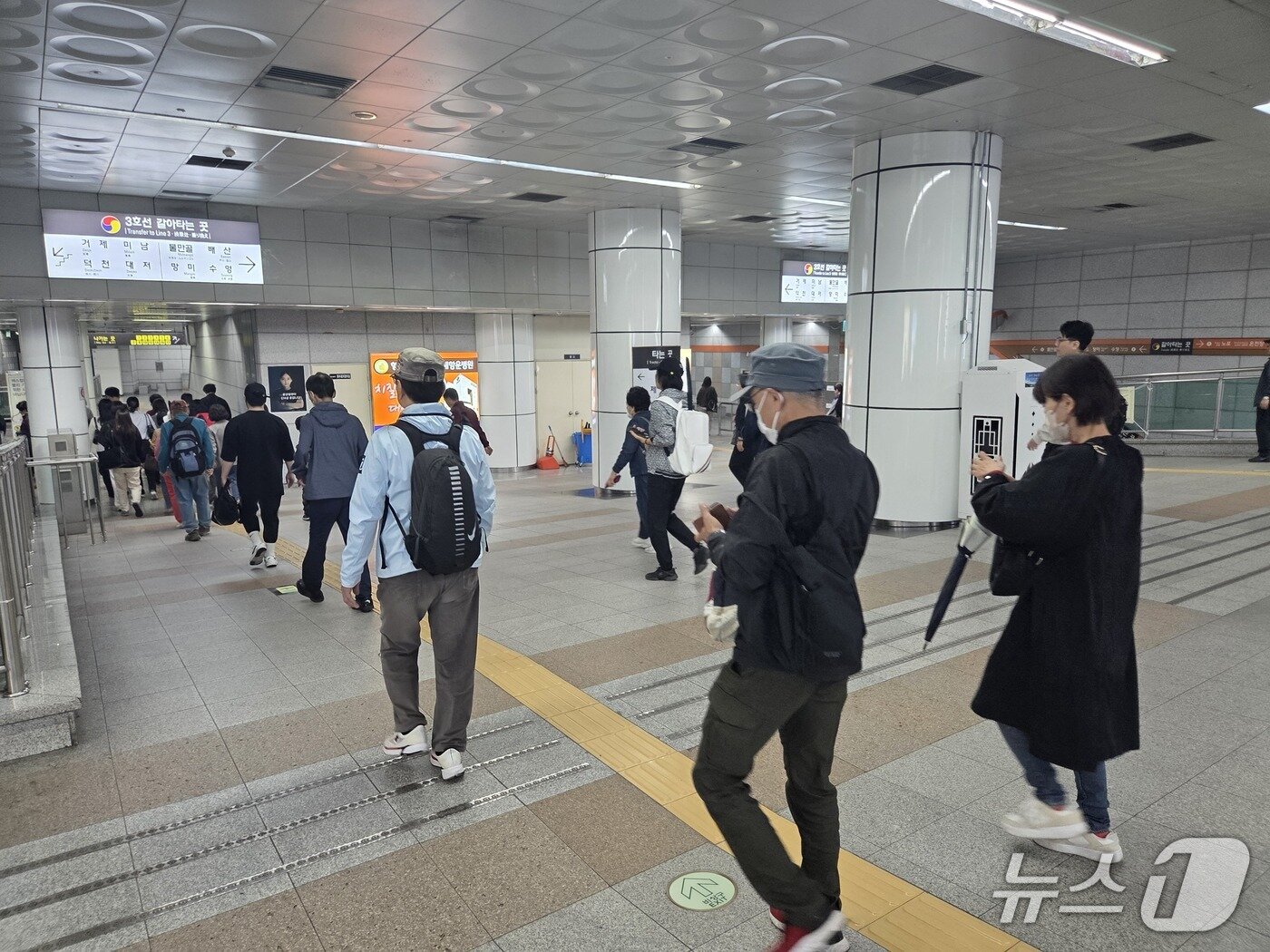 본문 이미지 - 전주 대비 아침 최저기온이 4도 떨어진 21일 부산 도시철도 1호선 연산역에서 시민들이 두터운 차림으로 걷고 있다.2025.10.21/뉴스1 ⓒ News1 김태형 기자