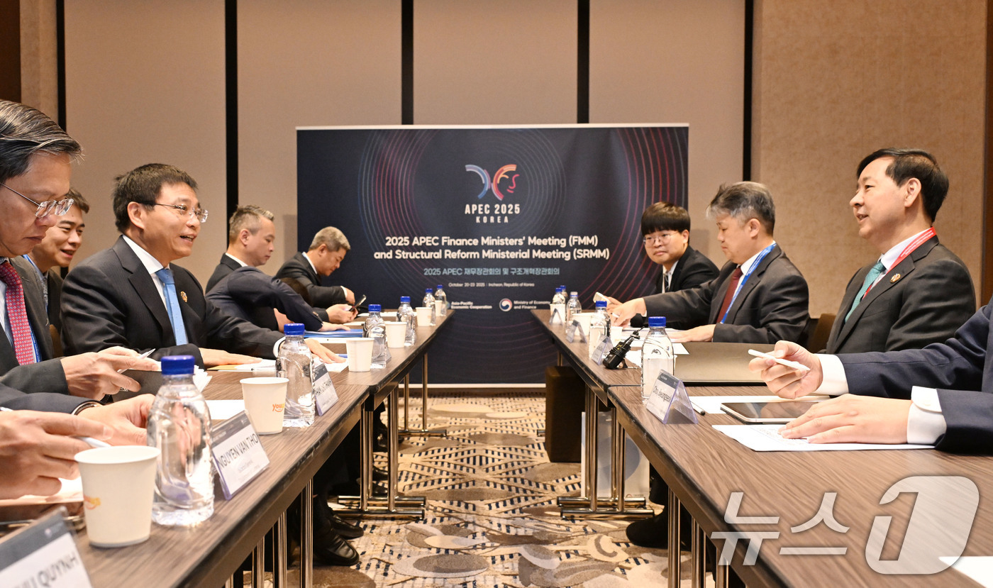 (서울=뉴스1) = 구윤철 경제부총리 겸 기획재정부 장관이 21일(현지시간) 인천 중구 인스파이어 리조트에서 아시아-태평양경제협력체(APEC) 재무장관회의 참석차 방한한 응우옌 반 …