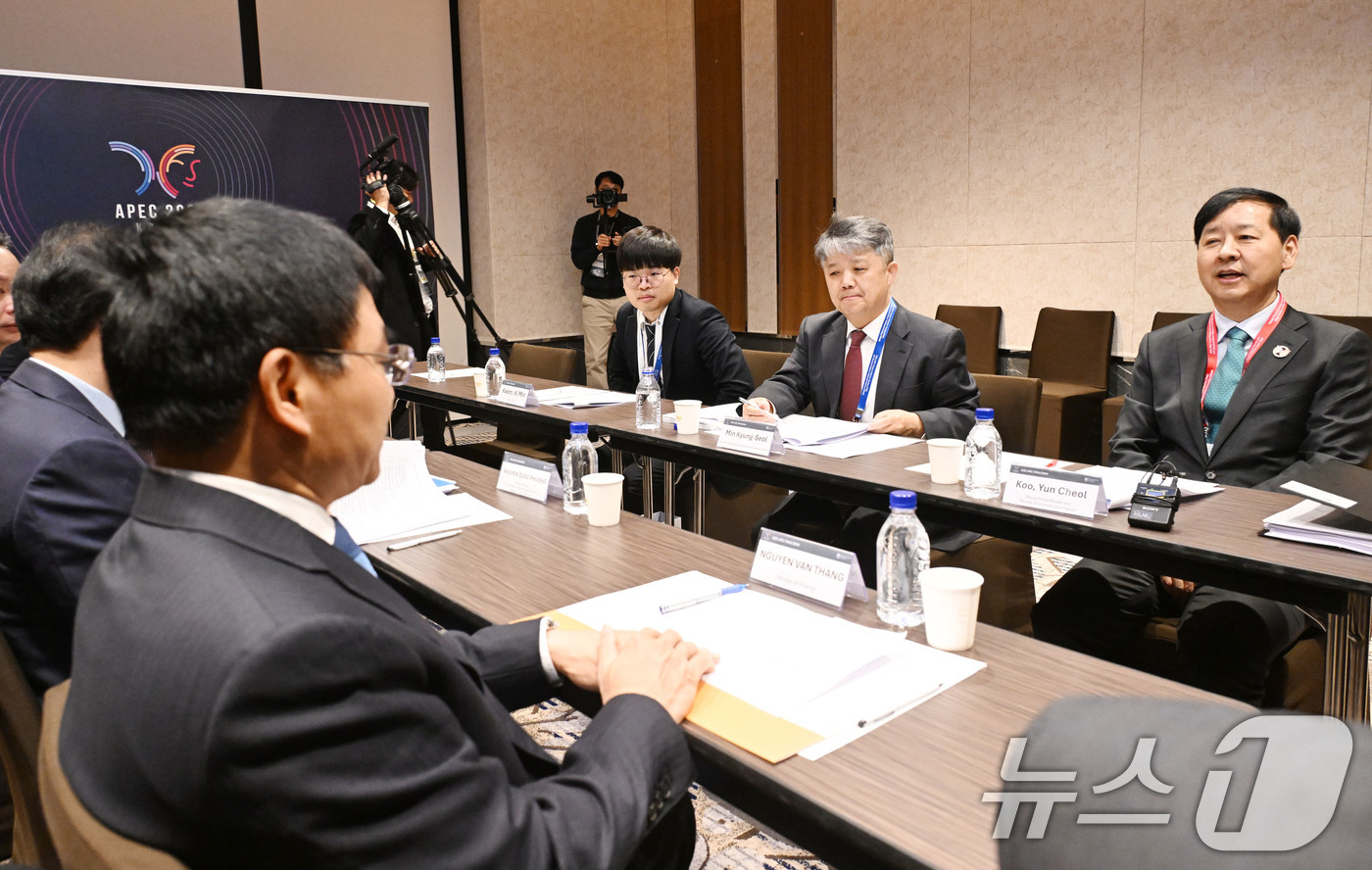 (서울=뉴스1) = 구윤철 경제부총리 겸 기획재정부 장관이 21일(현지시간) 인천 중구 인스파이어 리조트에서 아시아-태평양경제협력체(APEC) 재무장관회의 참석차 방한한 응우옌 반 …