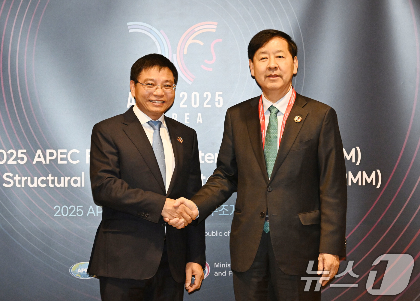 (서울=뉴스1) = 구윤철 경제부총리 겸 기획재정부 장관이 21일(현지시간) 인천 중구 인스파이어 리조트에서 아시아-태평양경제협력체(APEC) 재무장관회의 참석차 방한한 응우옌 반 …