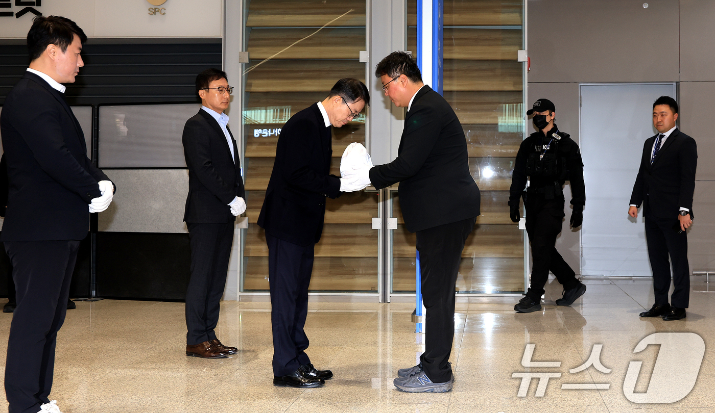 (인천=뉴스1) 이호윤 기자 = 안중만 경북경찰청 형사기동대장이 21일 오전 인천국제공항 제2터미널 입국장에서 지난 8월 캄보디아 보코산 지역 온라인스캠범죄단지에 감금, 고문 끝에 …