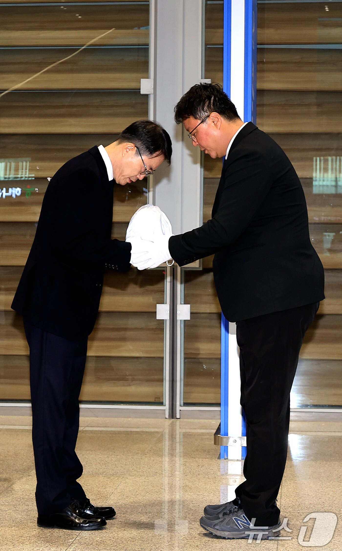 본문 이미지 - 안중만 경북경찰청 형사기동대장이 21일 오전 인천국제공항 제2터미널 입국장에서 지난 8월 캄보디아 보코산 지역 온라인스캠범죄단지에 감금, 고문 끝에 숨진 대학생 박모씨&#40;22&#41;의 유해를 송환받고 있다. 2025.10.21/뉴스1 ⓒ News1 이호윤 기자