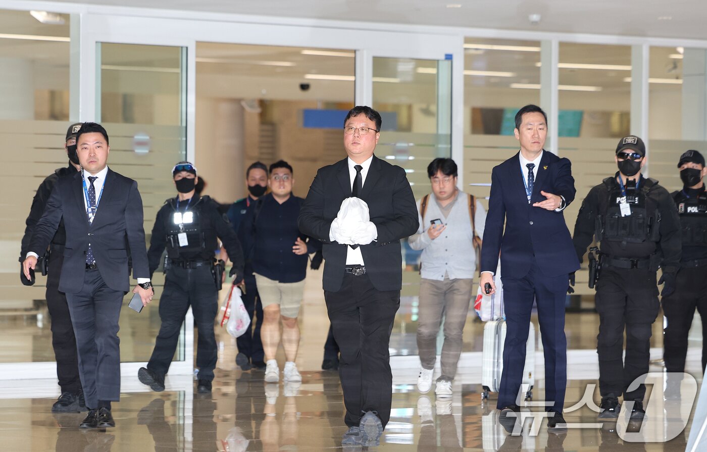 본문 이미지 - 21일 오전 인천국제공항 제2터미널 입국장에서 지난 8월 캄보디아 보코산 지역 온라인스캠범죄단지에 감금, 고문 끝에 숨진 대학생 박모씨&#40;22&#41; 유해가 송환되고 있다. 2025.10.21/뉴스1 ⓒ News1 이호윤 기자