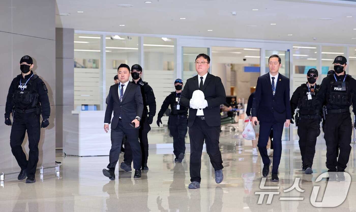 본문 이미지 - 21일 오전 인천국제공항 제2터미널 입국장에서 지난 8월 캄보디아 보코산 지역 온라인스캠범죄단지에 감금, 고문 끝에 숨진 대학생 박모씨&#40;22&#41; 유해가 송환되고 있다. 2025.10.21/뉴스1 ⓒ News1 이호윤 기자