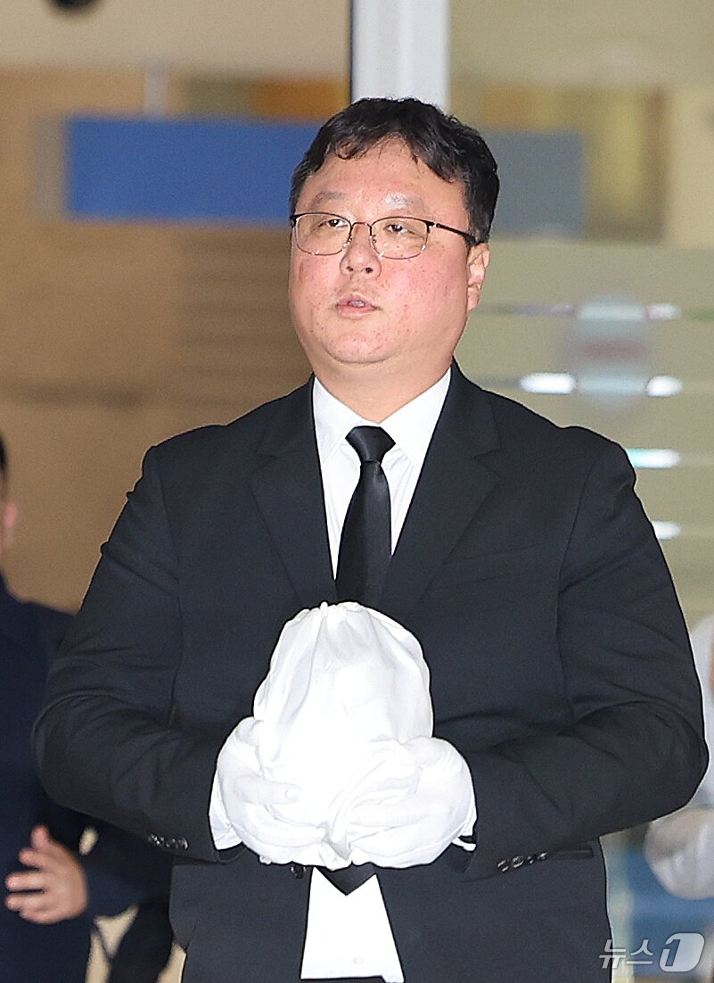 본문 이미지 - 21일 오전 인천국제공항 제2터미널 입국장에서 지난 8월 캄보디아 보코산 지역 온라인스캠범죄단지에 감금, 고문 끝에 숨진 대학생 박모씨&#40;22&#41; 유해가 송환되고 있다. 2025.10.21/뉴스1 ⓒ News1 이호윤 기자