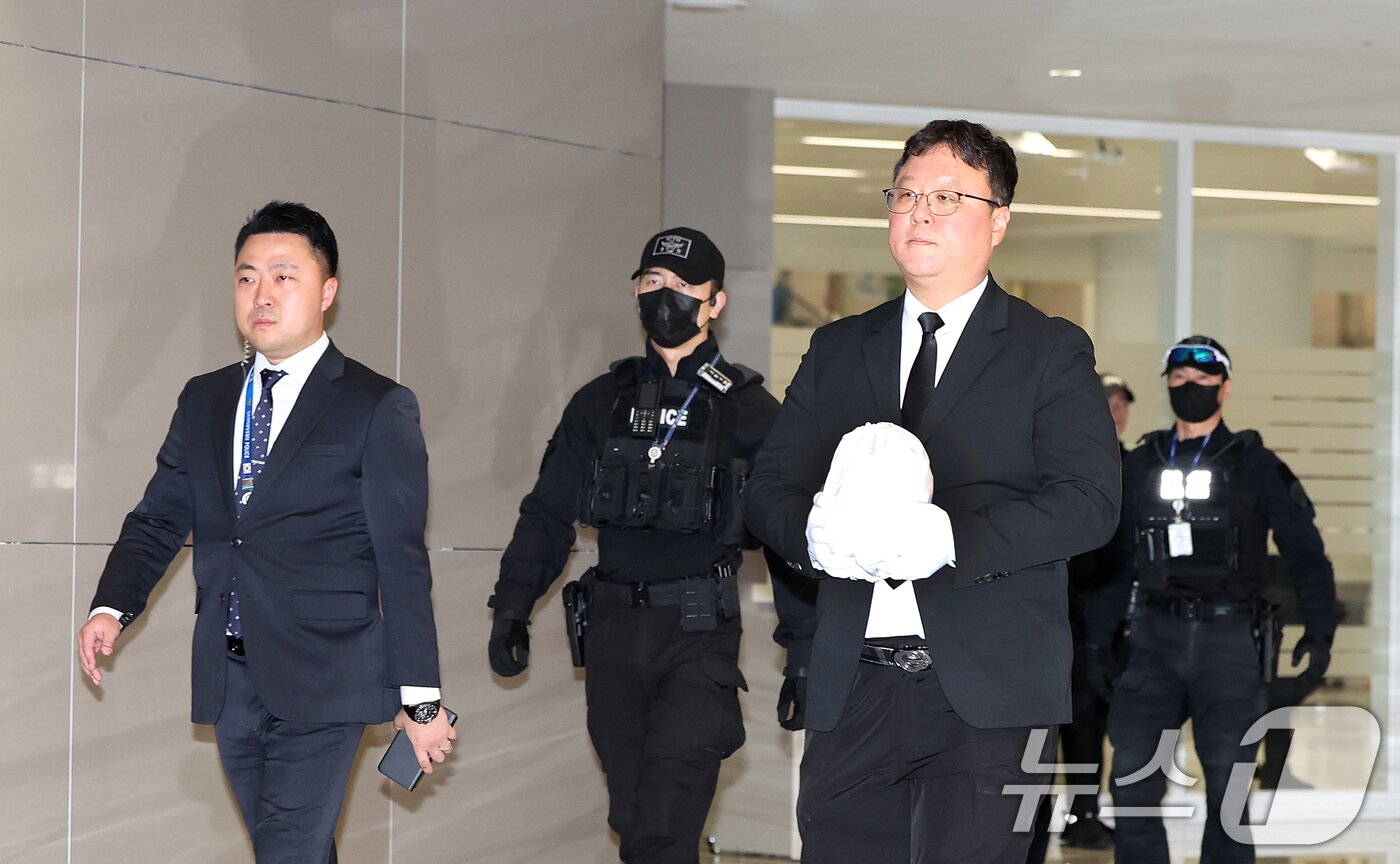 본문 이미지 - 21일 오전 인천국제공항 제2터미널 입국장에서 지난 8월 캄보디아 보코산 지역 온라인스캠범죄단지에 감금, 고문 끝에 숨진 대학생 박모씨&#40;22&#41; 유해가 송환되고 있다. 2025.10.21/뉴스1 ⓒ News1 이호윤 기자