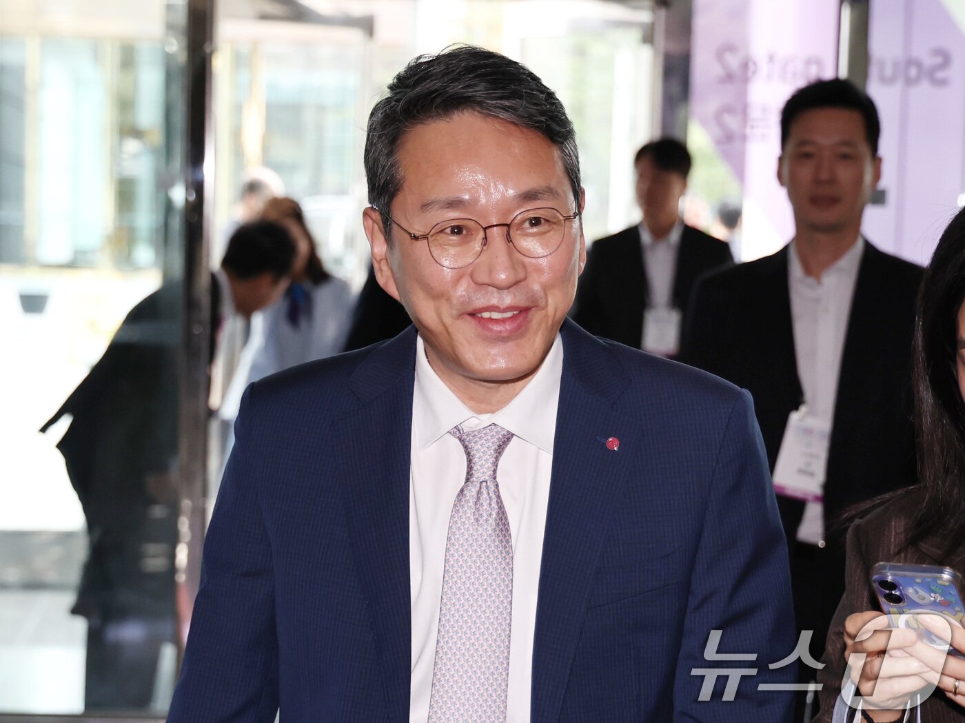 본문 이미지 - 조주완 LG전자 대표가 21일 오전 서울 강남구 코엑스에서 열린 &#39;2025 한국전자전&#39; 개막식에 참석하며 취재진의 질문에 답하고 있다. 2025.10.21/뉴스1 ⓒ News1 구윤성 기자