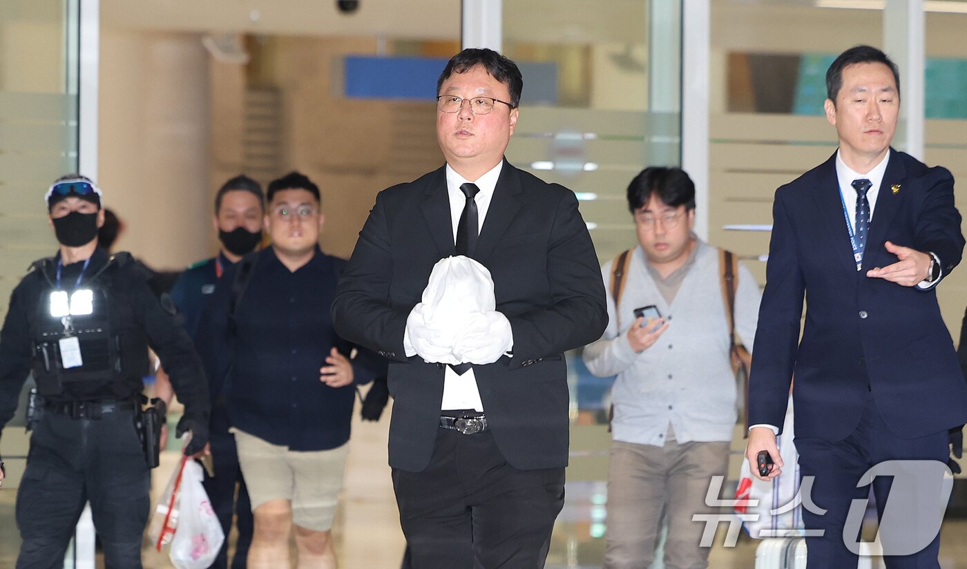 본문 이미지 - 21일 오전 인천국제공항 제2터미널 입국장에서 지난 8월 캄보디아 보코산 지역 온라인스캠범죄단지에 감금, 고문 끝에 숨진 대학생 박모씨&#40;22&#41; 유해가 송환되고 있다. 2025.10.21/뉴스1 ⓒ News1 이호윤 기자
