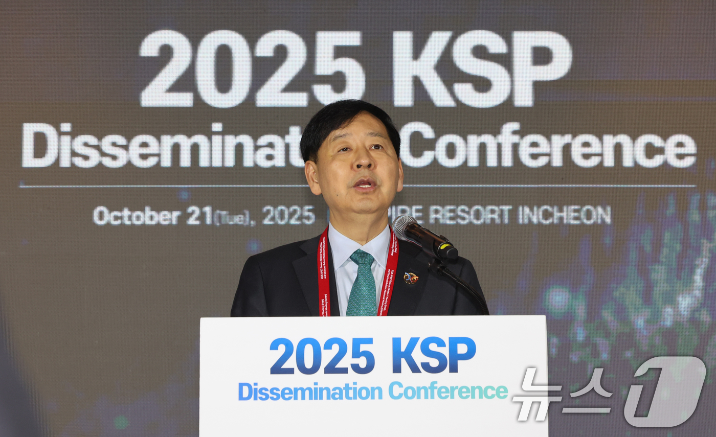 (인천=뉴스1) 황기선 기자 = 구윤철 경제부총리 겸 기획재정부 장관이 21일 오전 인천 중구 인스파이어 리조트에서 열린 '2025 경제발전경험 공유사업(KSP) 성과공유 콘퍼런스 …