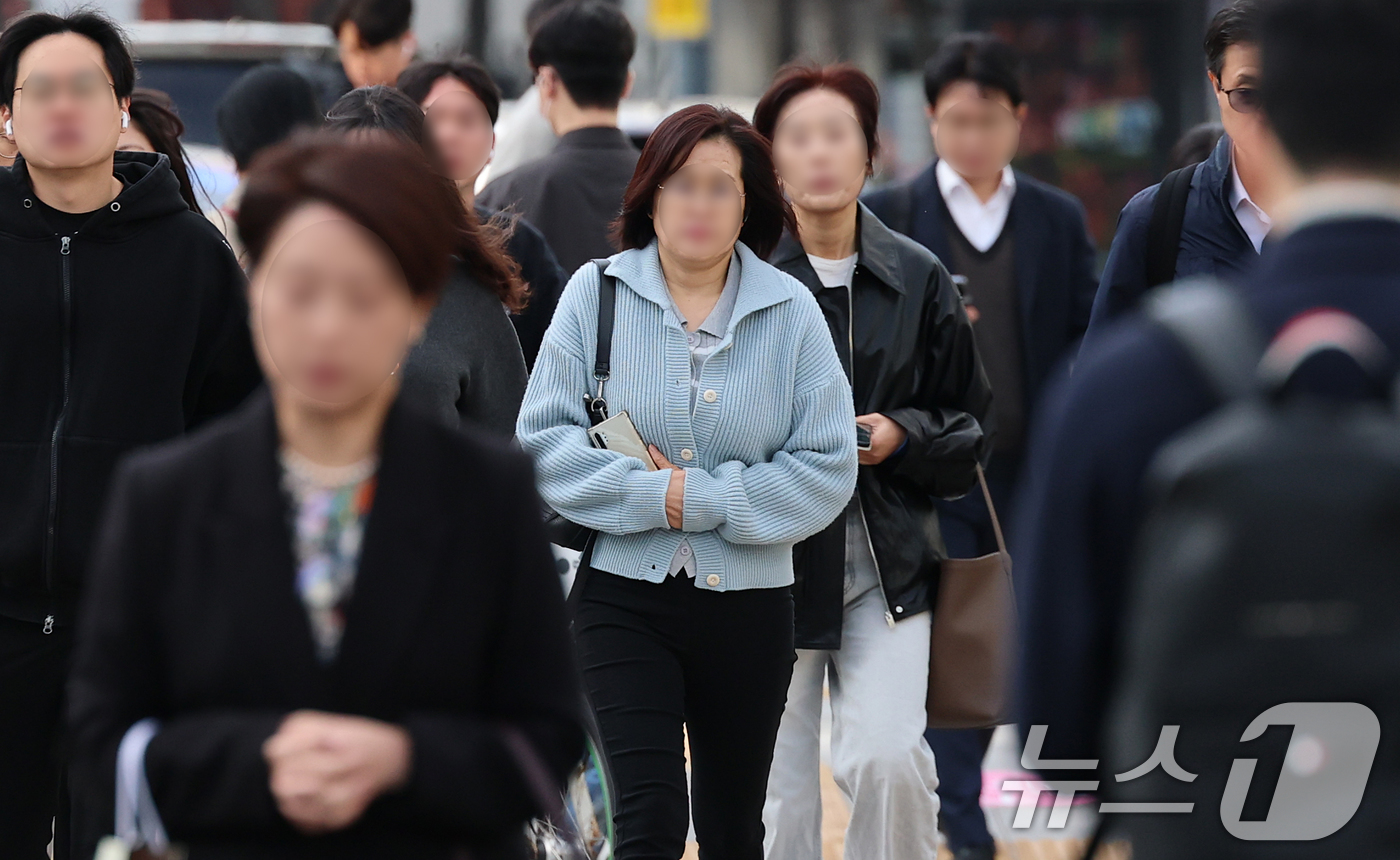 (서울=뉴스1) 오대일 기자 = 서울의 최저 기온이 4.8도를 기록하는 등 때이른 초겨울 추위가 기승을 부린 21일 오전 서울 광화문 네거리에서 시민들이 몸을 움츠린 채 출근길 발 …