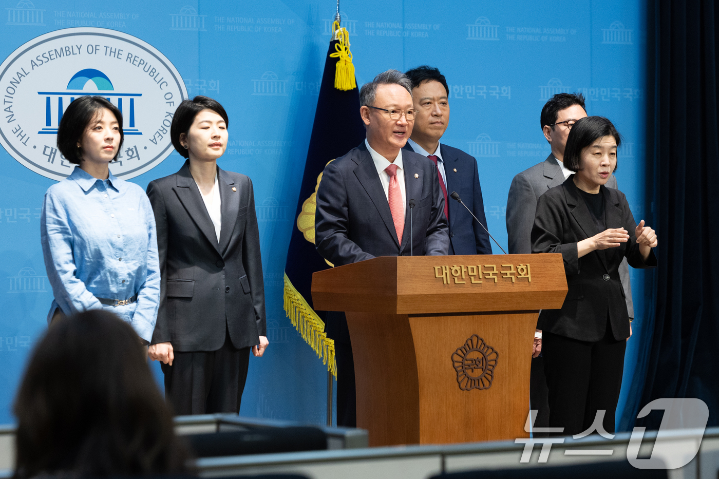 (서울=뉴스1) 이승배 기자 = 안상훈 국민의힘 의원이 21일 서울 여의도 국회 소통관에서 특별검사 공직, 변호사 수임 3년간 금지법 발의 기자회견을 하고 있다. 2025.10.2 …