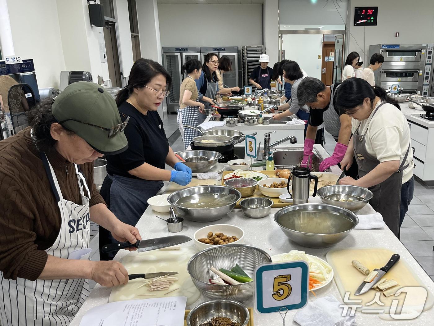 본문 이미지 - 계룡시 ‘제철 가을 밑반찬’ 교육 (계룡시 제공.재판매 및 DB금지)/뉴스1