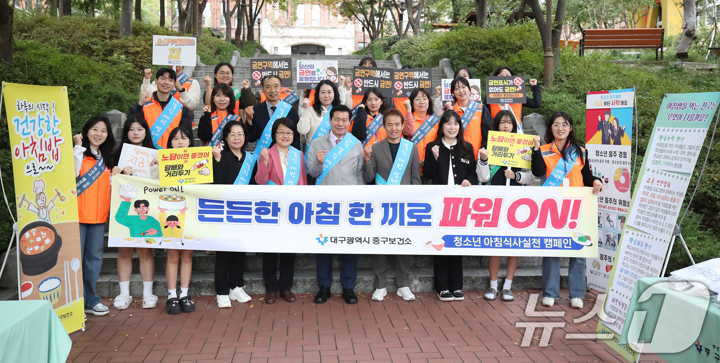 (대구=뉴스1) 공정식 기자 = 21일 오전 대구 중구 계성중학교에서 중구보건소와 중구청 관계자들이 등굣길 학생들에게 떡과 아침밥 건강정보 안내문을 나눠주며 '아침 결식 예방 캠페 …