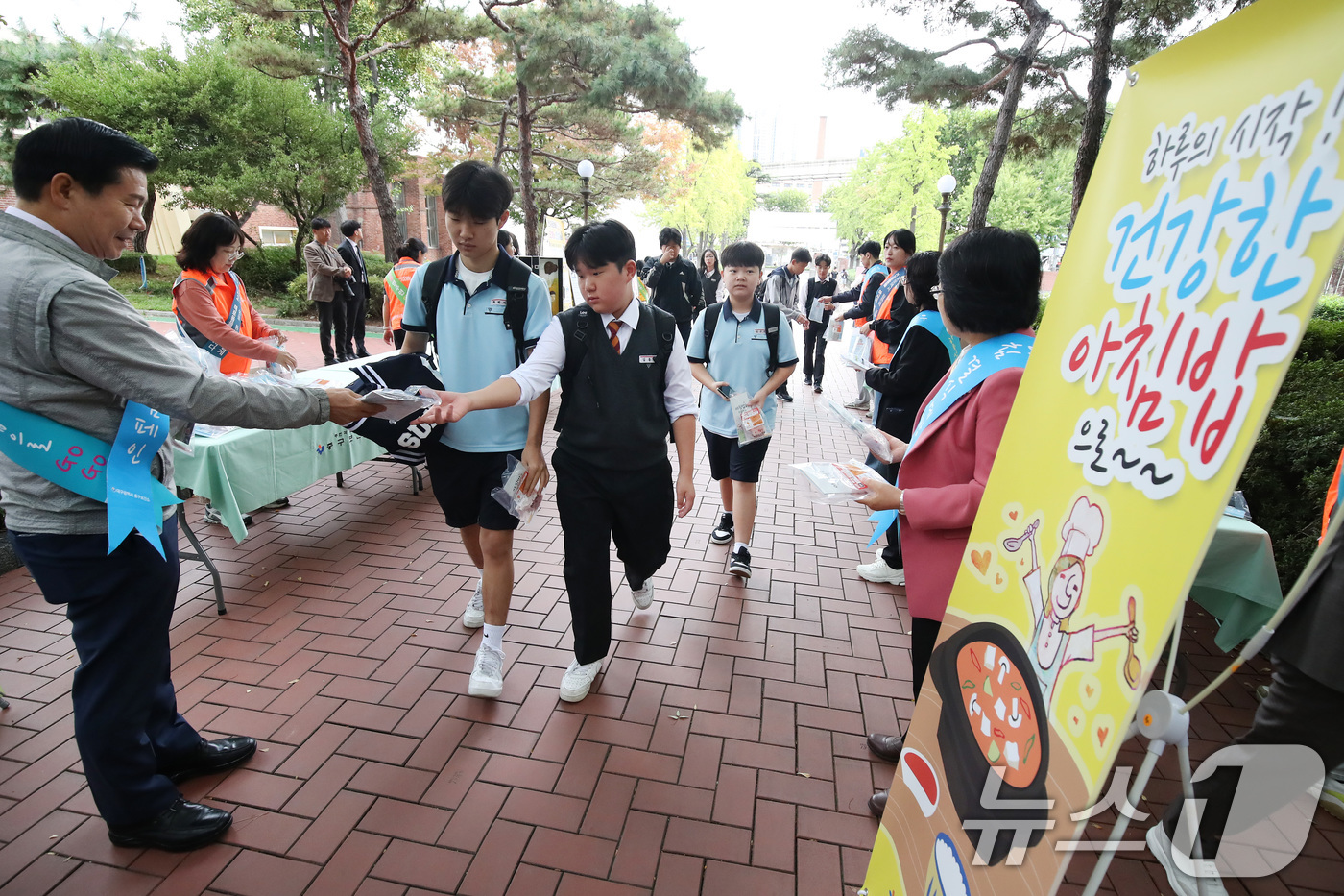 (대구=뉴스1) 공정식 기자 = 21일 오전 대구 중구 계성중학교에서 중구보건소와 중구청 관계자들이 등굣길 학생들에게 떡과 아침밥 건강정보 안내문을 나눠주며 '아침 결식 예방 캠페 …