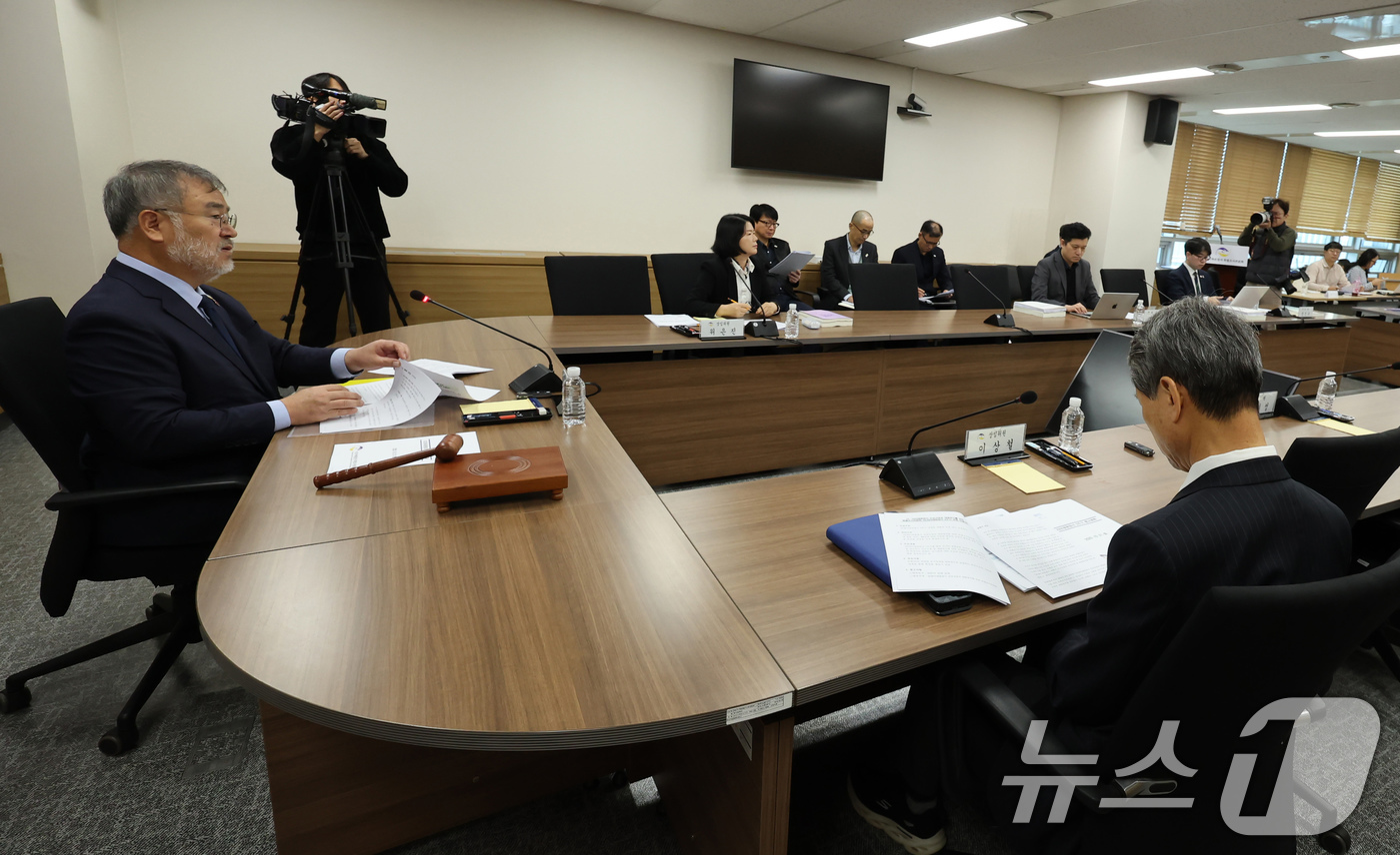 (서울=뉴스1) 장수영 기자 = 송기춘 10·29 이태원참사 진상규명 재발방지를 위한 특별조사위 위원장이 21일 오전 서울 중구 특조위 회의실에서 열린 제38차 회의를 주재하고 있 …